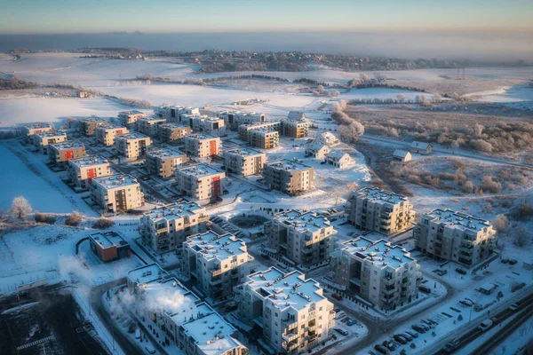 日の出の新鮮な雪で覆われた小さな村の空中風景 — ストック写真