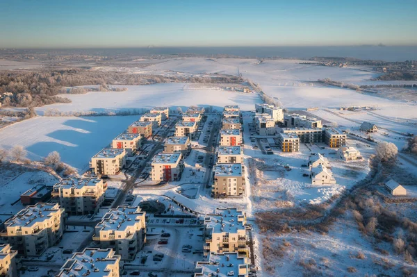 日の出の新鮮な雪で覆われた小さな村の空中風景 — ストック写真