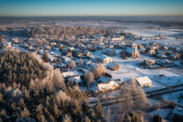 Letecká Krajina Malé Vesnice Pokrytá Čerstvým Sněhem Při Východu Slunce — Stock fotografie