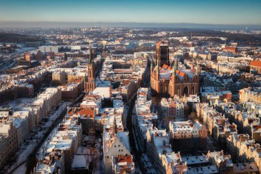 Karlı kış mevsiminde ana şehir Gdansk 'ın hava manzarası, Polonya