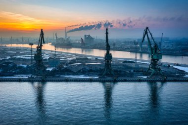 Gün batımında Martwa Wisla nehrinin yanındaki vinç manzarası, Gdansk. Polonya.