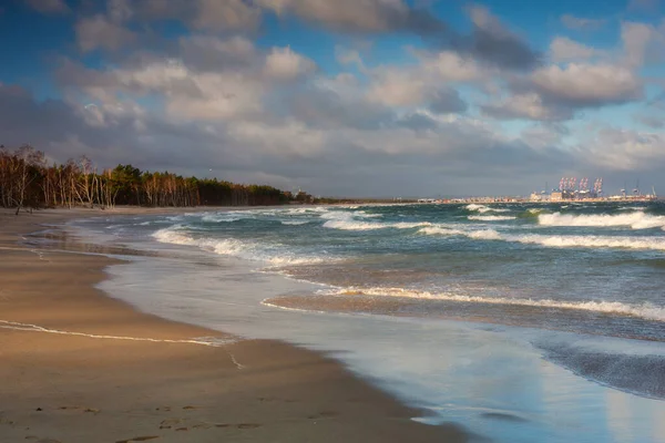 Ανεμοδαρμένη Μέρα Στην Παραλία Της Βαλτικής Θάλασσας Στο Γκντανσκ Πολωνία — Φωτογραφία Αρχείου