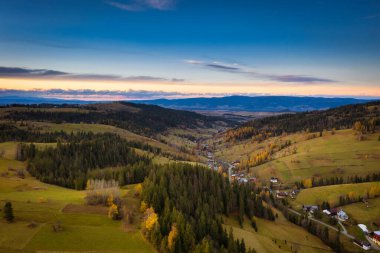 Sonbaharda Tatra Dağları 'nın altındaki çayırda güzel bir günbatımı. Polonya