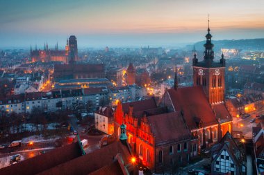 Polonya 'nın Gdansk şehrinin üzerinde güzel bir günbatımı.