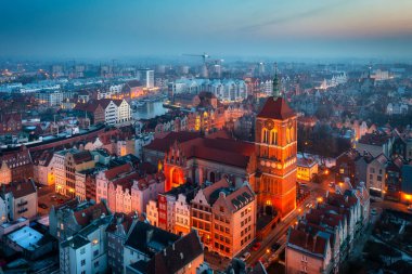 Polonya 'nın Gdansk şehrindeki ana kasabada güzel bir günbatımı.