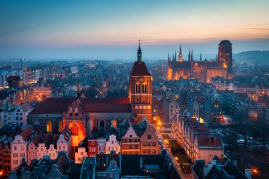 Polonya 'nın Gdansk şehrindeki ana kasabada güzel bir günbatımı.