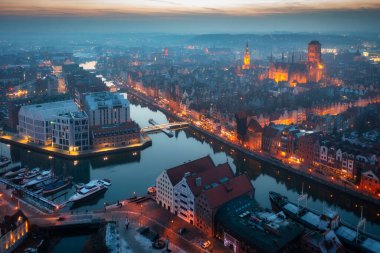 Polonya 'nın Gdansk şehrindeki ana kasabada güzel bir günbatımı.
