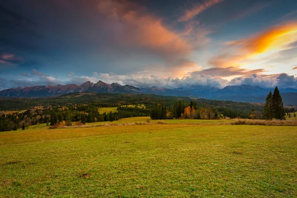 Hermosa Puesta Sol Prado Bajo Las Montañas Tatra Otoño Polonia — Foto de Stock