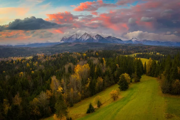 Hermoso Amanecer Prado Bajo Las Montañas Tatra Otoño Polonia —  Fotos de Stock