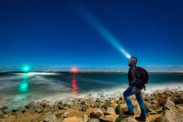Człowiek Burzliwej Plaży Morza Bałtyckiego Nocy Gdańsk Polska — Zdjęcie stockowe