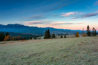 Sonbaharda Tatra Dağları 'nın altındaki çayırda güzel bir gündoğumu. Polonya
