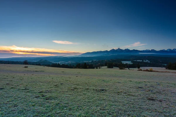 Hermoso Amanecer Prado Bajo Las Montañas Tatra Otoño Polonia —  Fotos de Stock