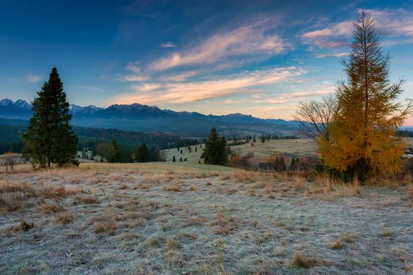 Hermoso Amanecer Prado Bajo Las Montañas Tatra Otoño Polonia —  Fotos de Stock