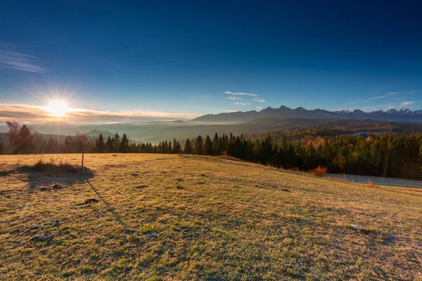 Prachtige Zonsopgang Weide Onder Het Tatra Gebergte Herfst Polen — Stockfoto