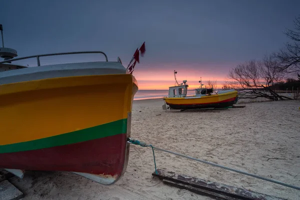 Fiskebåtar Vid Soluppgången Östersjöns Strand Sopot Polen — Stockfoto