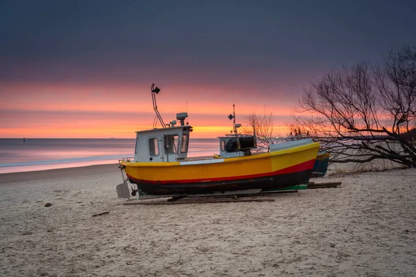Łodzie Rybackie Wschodzie Słońca Plaży Morza Bałtyckiego Sopocie Polska — Zdjęcie stockowe