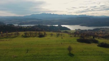 Sonbaharda Czorsztyn Gölü 'nün güzel manzarası. Polonya