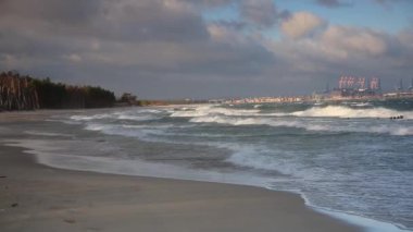 Gdansk 'taki Baltık Denizi kıyısındaki Wintery Plajı' nda rüzgarlı bir gün. Polonya