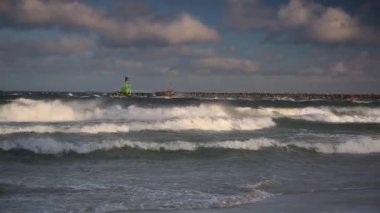 Gdansk 'taki Baltık Denizi kıyısındaki Wintery Plajı' nda rüzgarlı bir gün. Polonya