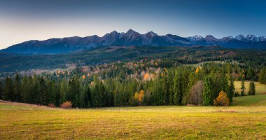 Sonbaharda Tatra Dağları 'nın altındaki çayırda güzel bir gündoğumu. Polonya