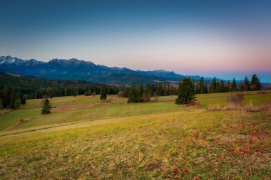 Sonbaharda Tatra Dağları 'nın altındaki çayırda güzel bir gündoğumu. Polonya