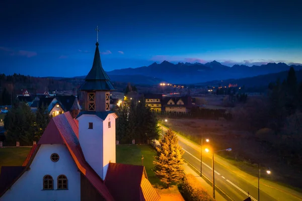 Εκκλησία Στην Czarna Gora Και Δρόμος Προς Βουνά Tatra Σούρουπο — Φωτογραφία Αρχείου