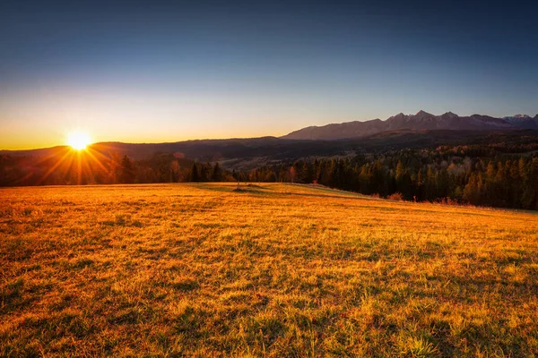 Piękny Wschód Słońca Łące Pod Tatrami Jesienią Polska — Zdjęcie stockowe