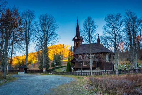 斯洛伐克塔特拉山地区的传统木制教堂 — 图库照片