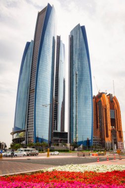 Abu Dabi, BAE - 25 Mart 2014: Etihad Towers binaları Abu Dabi, BAE. 74 katlı beş kule, Abu Dabi 'deki en yüksek üçüncü bina..