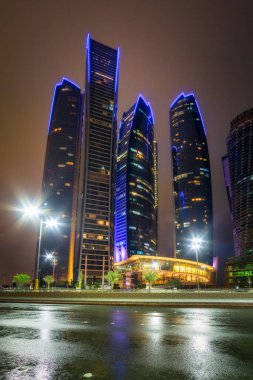 Abu Dabi, BAE - 26 Mart 2014: Etihad Kuleleri gece Abu Dabi, BAE 'de aydınlatıldı. 74 katlı beş kule, Abu Dabi 'deki en yüksek üçüncü bina..