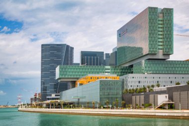 Abu Dhabil, BAE - 26 Mart 2014: Abu Dabi, BAE 'deki Cleveland Kliniği' nin mimarisi. Cleveland Kliniği Abu Dabi, Orta Doğu 'nun en büyük tıp merkezlerinden biri ve 364 yatak tesisi var..