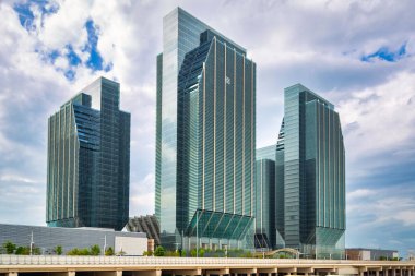 Abu Dhabil, BAE - 26 Mart 2014: Abu Dabi, BAE 'de cam gökdelenli modern mimari.