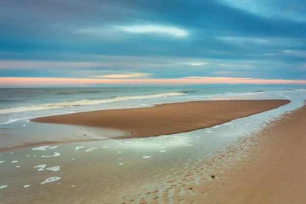 ヘル半島のクズニツァで日没でバルト海の美しいビーチ ポーランド — ストック写真