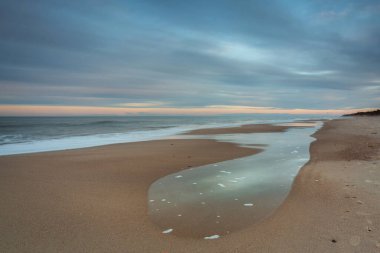 Kuznica, Hel Yarımadası 'nda gün batımında Baltık Denizi' nin güzel plajı. Polonya