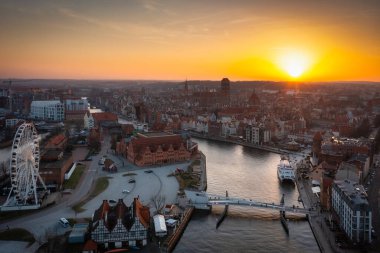 Dönme dolaba sahip Gdansk şehrinin üzerinde güzel bir günbatımı, Polonya