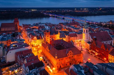 Torun 'daki eski kasabanın mimarisi, Polonya, alacakaranlıkta..