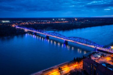 Polonya 'nın başkenti Torun' da Vistula Nehri 'nin karşısındaki köprü.