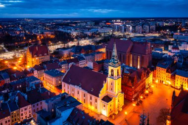 Torun 'daki eski kasabanın mimarisi, Polonya, alacakaranlıkta..