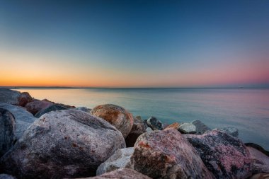 Gdansk 'ta Baltık Denizi üzerinde güzel bir gün batımı. Polonya