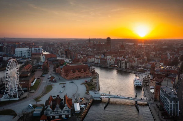 Dönme Dolaba Sahip Gdansk Şehrinin Üzerinde Güzel Bir Günbatımı Polonya — Stok fotoğraf