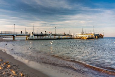 Brzezno 'daki iskele ve Gdansk' taki Baltık Denizi sahili. Polonya