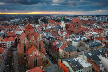 Torun 'daki eski kasabanın mimarisi. Gün batımında, Polonya..
