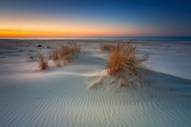 Gün batımında Baltık Denizi sahilinin güzel manzarası, Slowinski Ulusal Parkı, Leba. Polonya