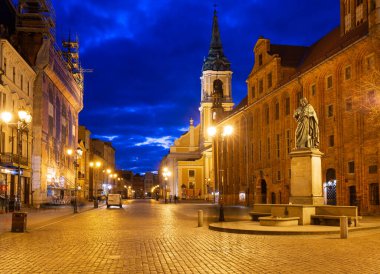 Torun, Polonya - 25 Şubat 2022: Torun, Polonya 'daki eski şehrin güzel mimarisi.