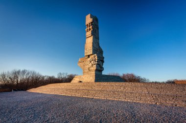 Gdansk, Polonya - 28 Şubat 2022: Polonyalı savunucuların anısına Westerplatte Anıtı. Westerplatte yarımadası, 1939 yılında Avrupa 'nın 2. Dünya Savaşı' ndaki ilk muharebesiyle ünlüdür..