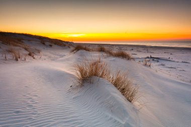 Baltık Denizi kıyısındaki Slowinski Ulusal Parkı 'nın güzel manzarası, Leba. Polonya
