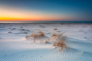 Baltık Denizi kıyısındaki Slowinski Ulusal Parkı 'nın güzel manzarası, Leba. Polonya