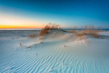 Baltık Denizi kıyısındaki Slowinski Ulusal Parkı 'nın güzel manzarası, Leba. Polonya