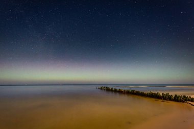 Polonya 'nın Debki kentindeki Baltık Denizi' nin kuzey ışıkları