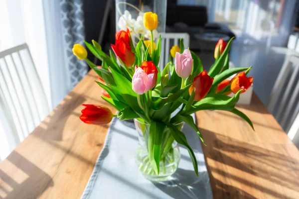 Аромат Весенних Тюльпанов Обеденном Столе — стоковое фото